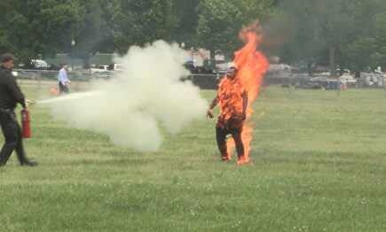 Momento en el que apagan las llamas |  EFE