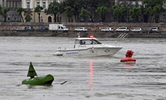 Un barco de la policía navega este jueves por el Danubio en Budapest |  EFE