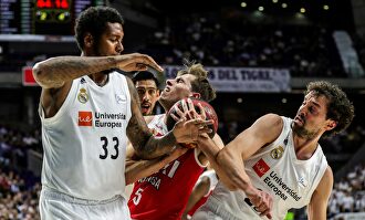 Trey Thompkins y Sergio Llull durante una acción del partido. |  EFE