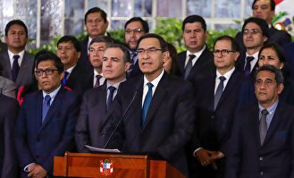 Martín Vizcarra, acompañado por su gabinete ministerial y de los gobernadores regionales. |  EFE