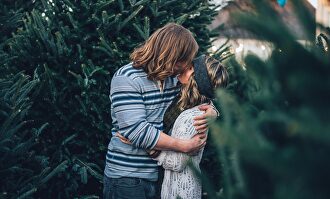 Una pareja se besa en un parque |  Pixabay/CC/Free-Photos