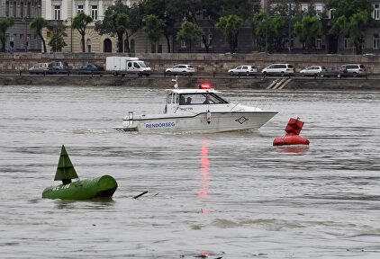Un barco de la policía navega este jueves por el Danubio en Budapest |  EFE