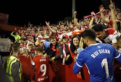 Alejandro Pozo (9) y Rui Silva (1) celebran con aficionados del Granada el triunfo en Albacete |  LaLiga
