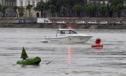 Un barco de la policía navega este jueves por el Danubio en Budapest |  EFE