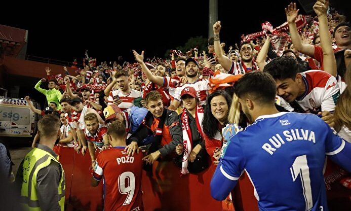 Alejandro Pozo (9) y Rui Silva (1) celebran con aficionados del Granada el triunfo en Albacete |  LaLiga