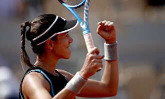 Garbiñe Muguruza celebra su pase a octavos de final de Roland Garros. |  EFE