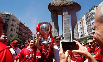 Aficionados del Liverpool con la 'Champions'. |  EFE
