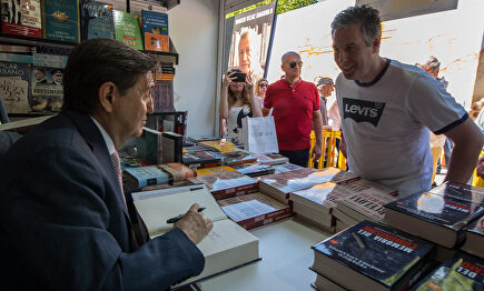 Federico Jiménez Losantos firma ejemplares en la Feria del Libro de Madrid. |  Libertad Digital