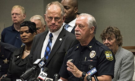 El jefe de Policía local Jim Cervera comparece ante los medios. |  EFE