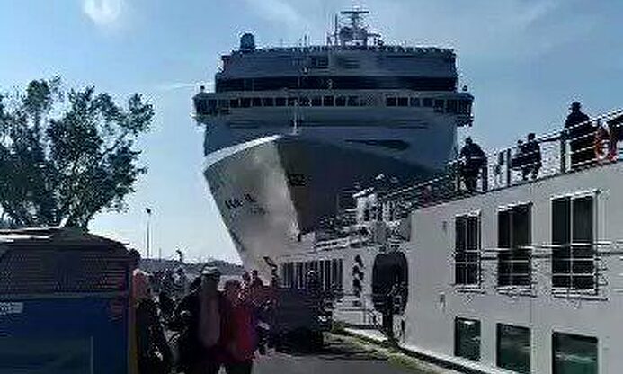 Pánico en Venecia cuando un crucero choca contra el puerto
