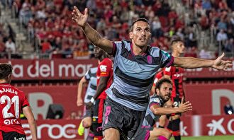 San Emeterio celebra su gol que permite al Granada volver a Primera. |  EFE