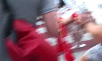 ¡Aficionados del Liverpool visitan, Copa de Europa en mano, una tienda del Barça!