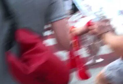 ¡Aficionados del Liverpool visitan, Copa de Europa en mano, una tienda del Barça!