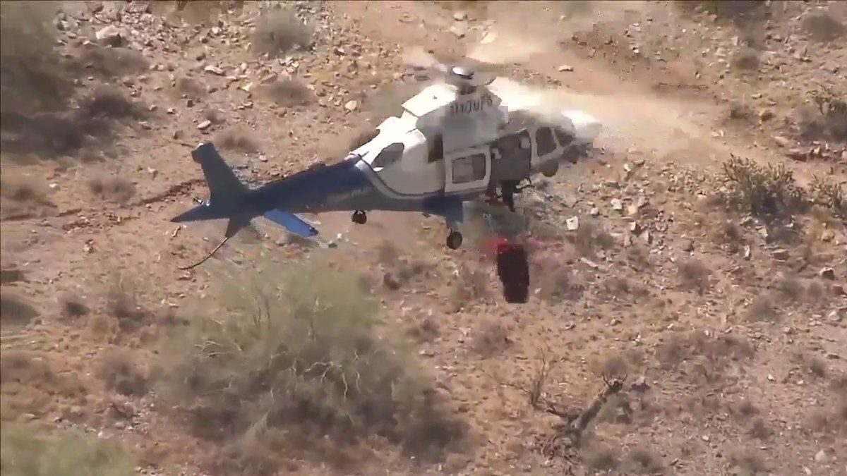 Desastroso y cómico rescate de una senderista: suspendida en el aire y girando sin parar