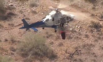 Desastroso y cómico rescate de una senderista: suspendida en el aire y girando sin parar
