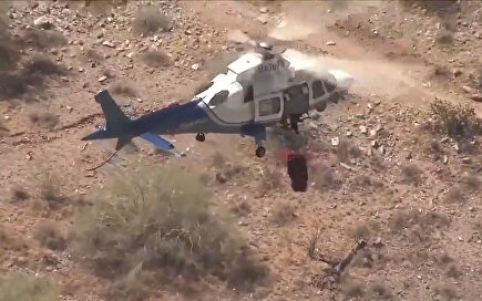 Desastroso y cómico rescate de una senderista: suspendida en el aire y girando sin parar