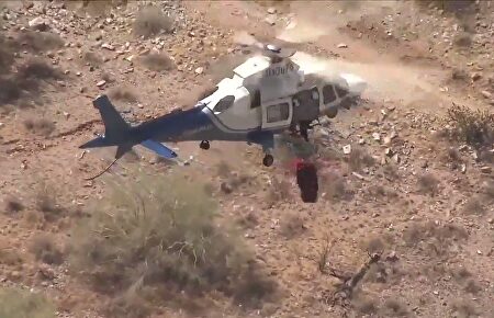 Desastroso y cómico rescate de una senderista: suspendida en el aire y girando sin parar