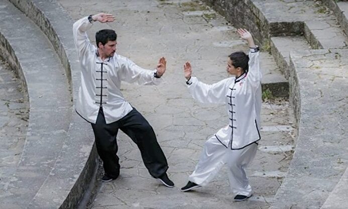Dos luchadores de kung fu, en plena acción. |  Fujimae