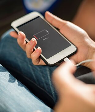 Un tipo cargando su teléfono móvil |  Pixabay/CC/StockSnap