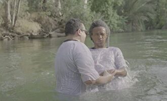 Wiliian, bautizándose en el río Jordán.