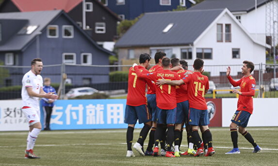 La selección celebra un gol de las Islas Feroe. |  EFE
