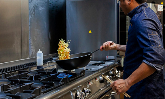 Chef en una de las `cocinas fantasma´ de la central de Deliveroo en Madrid |  Libertad Digital