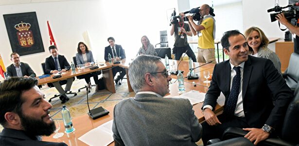 Un momento de la reunión entre PP y Ciudadanos este viernes en la Asamblea de Madrid. |  EFE