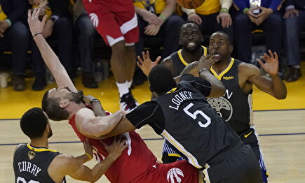 Marc Gasol pelea contra Curry, Looney, Iguodala y Draymond Green. |  EFE