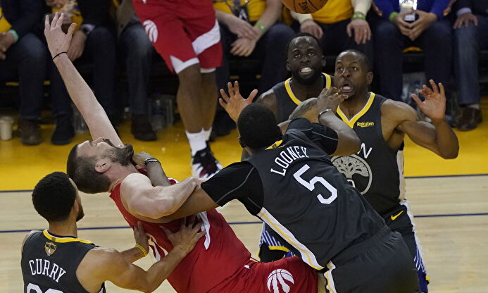 Marc Gasol pelea contra Curry, Looney, Iguodala y Draymond Green. |  EFE