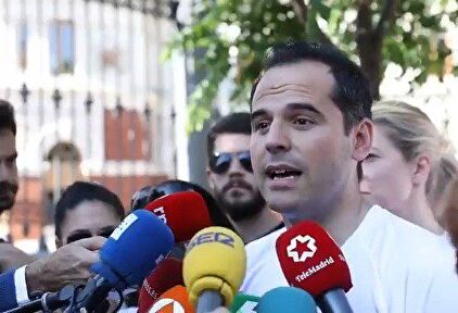 Aguado avisa de que la "violencia de género" es una "línea roja" para pactar en Madrid