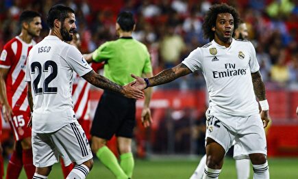 Marcelo e Isco se saludan durante un encuentro ante el Girona. |  Cordon Press