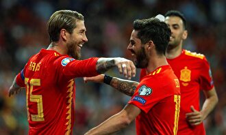 Ramos celebra con Isco y Busquets su gol de penalti a Suecia. |  EFE
