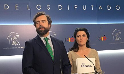 Iván Espinosa de los Monteros y Macarena Olona en rueda de prensa desde el Congreso |  Vox