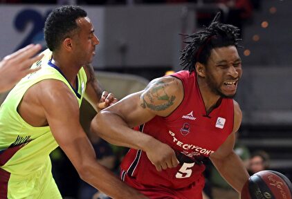 Adam Hanga (i), en acción ante Stan Okoye. |  EFE