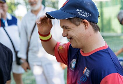 Uno de los participantes, con la gorra del Atlético de Madrid y el lema 'Nunca dejes de creer'. |  Sergio Sánchez