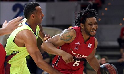 Adam Hanga (i), en acción ante Stan Okoye. |  EFE