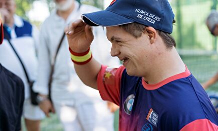 Uno de los participantes, con la gorra del Atlético de Madrid y el lema 'Nunca dejes de creer'. |  Sergio Sánchez