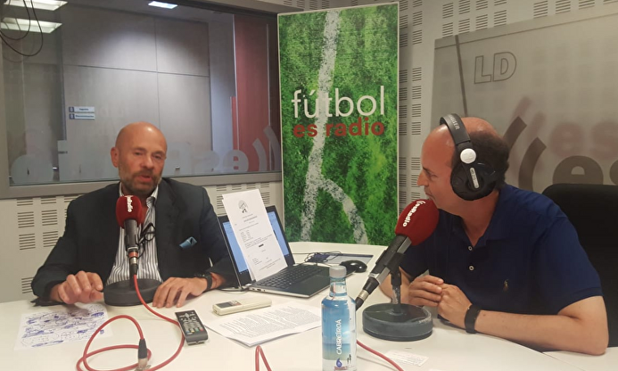 Pablo Comas con Juanma Rodríguez en los estudios de esRadio. |  El Primer Palo