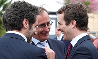 Alonso junto a Casado hoy en San Sebastián. |  EFE