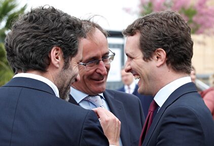 Alonso junto a Casado hoy en San Sebastián. |  EFE