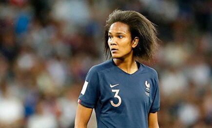 ¿La Van Dijk del fútbol femenino? El ridículo gol de Wendie Renard en propia meta
