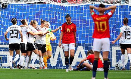 Las jugadoras de la selección alemana celebran el único gol de la tarde ante España. |  EFE