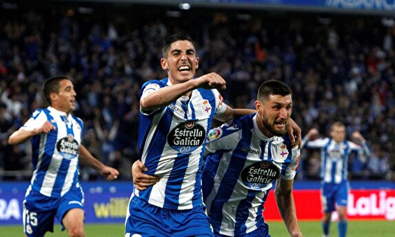 Carlos Fernández (i) y Borja Valle celebran el tercer gol del Deportivo ante el Málaga. |  EFE