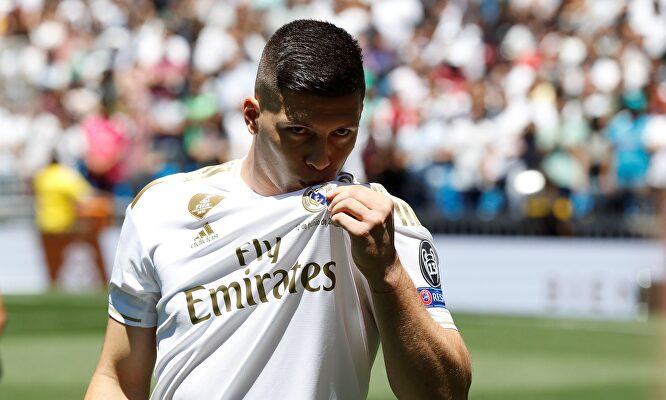 Luka Jovic, el día de su presentación con el Real Madrid. |  EFE