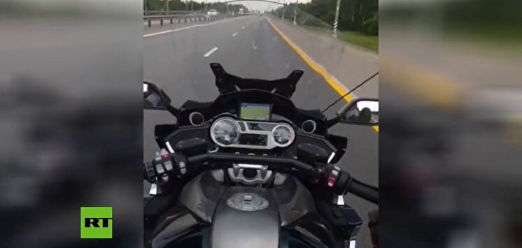 Muere un youtuber en un accidente tras grabarse conduciendo con los pies