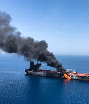 Buque atacado en el Estrecho de Ormuz |  EFE