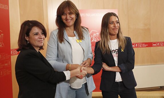 La vicesecretaria socialista Adriana Lastra con diputadas de Junts |  EFE