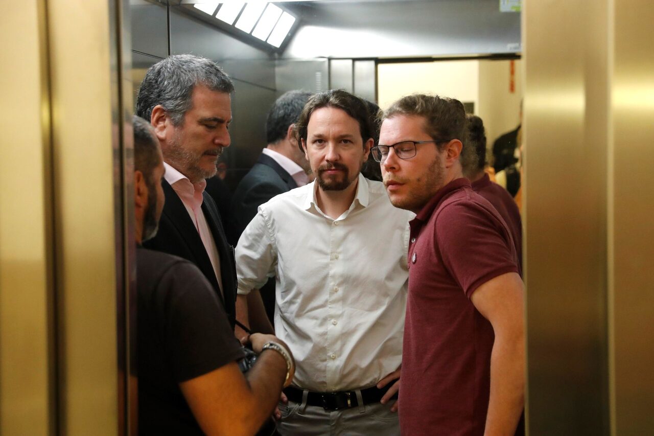 Pablo Iglesias y a su izquierda, Pablo Gentili, en un ascensor del Congreso de los Diputados |  EFE