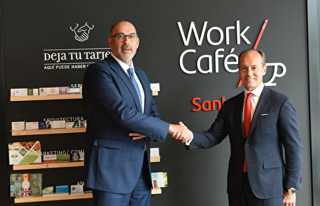 Los implicados escenificando el pacto |  Europapress