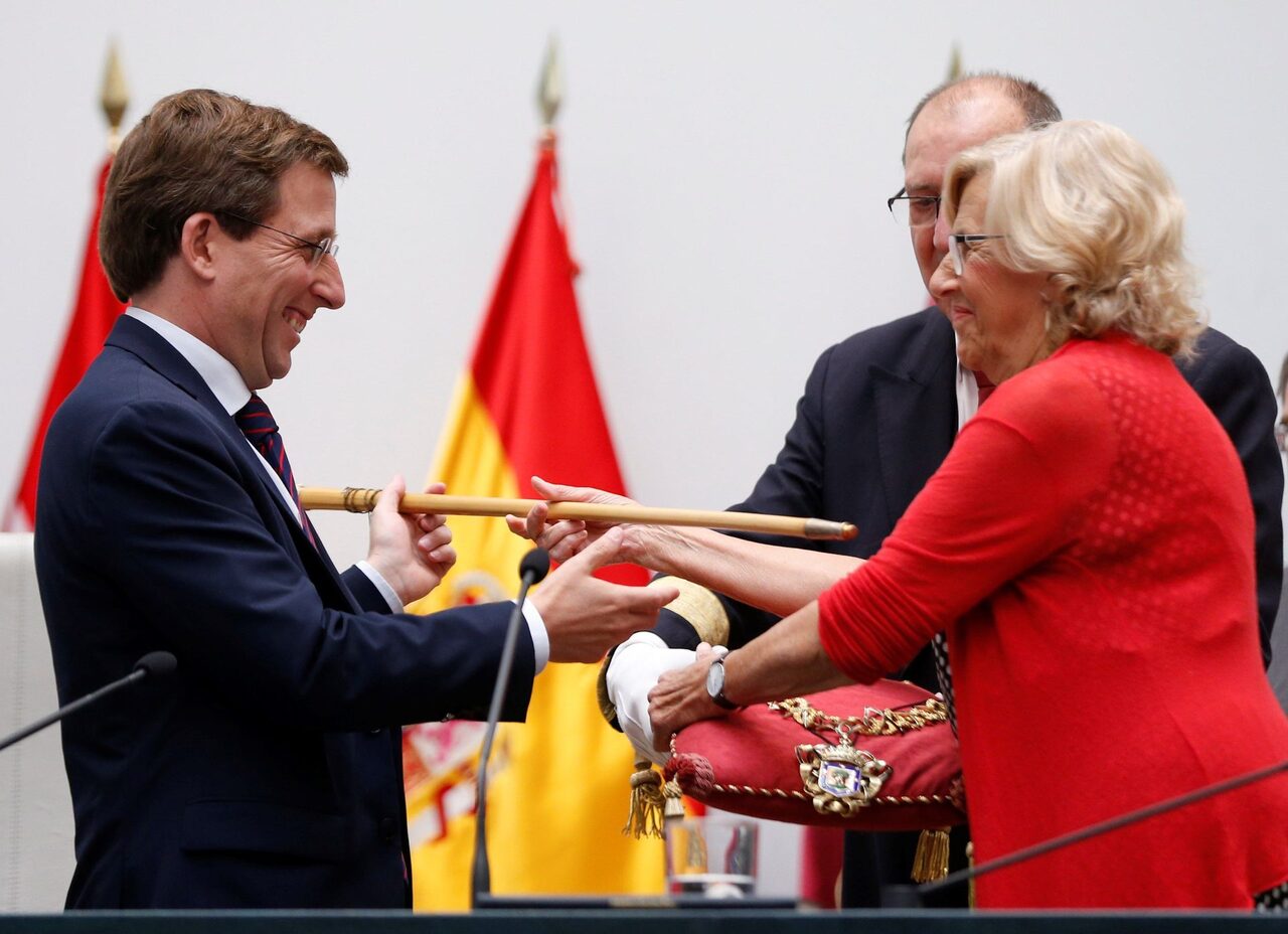 Carmena entrega el bastón de mando a Martínez Almeida. |  EFE